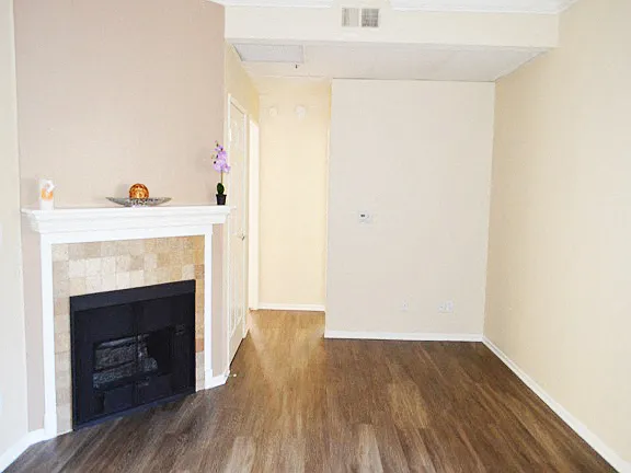 Warner Courtyard Apartments — Photo 17