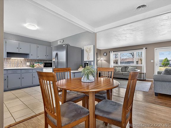 5th image of 320 SE Greystone Ave