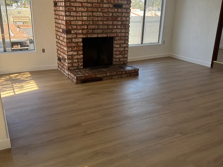 Side bedroom with a little room for desk