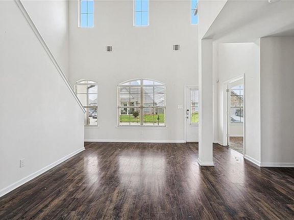 3rd image of 732 Lakeshore Village Dr