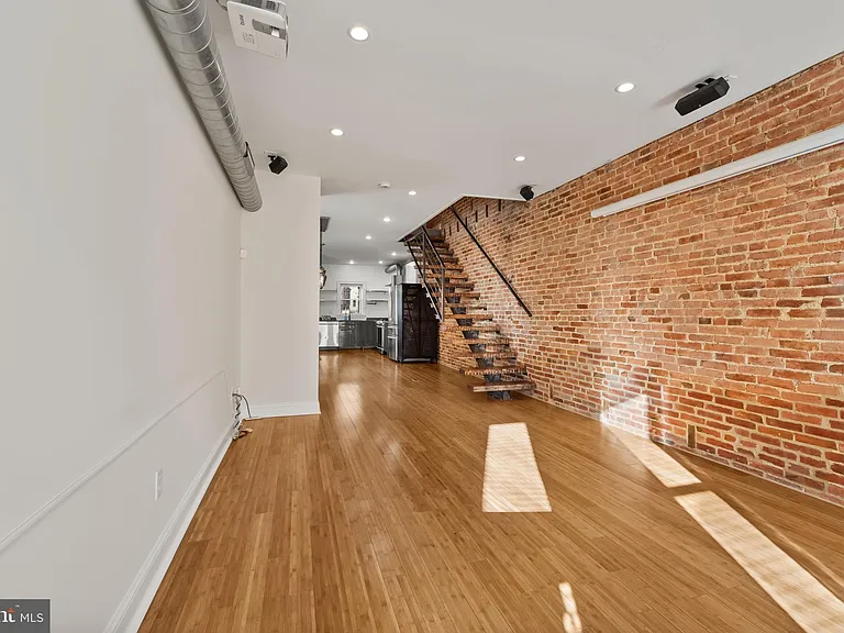 412 E Lanvale St — Photo 2