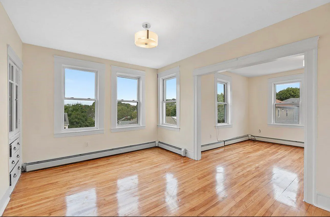 3 bed, 3000 sqft, $2,300 — Photo 4