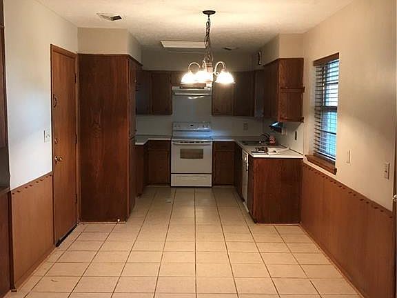 3rd image of 2805 Plymouth Ln