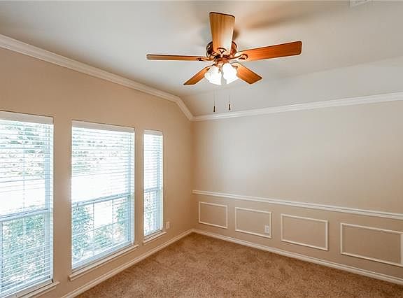 5th image of 725 Golden Nugget Dr