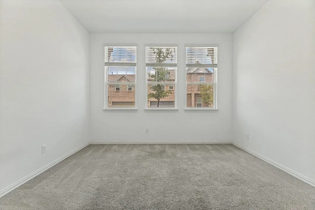 5 bed, 1917 sqft, $3,000 — Photo 3