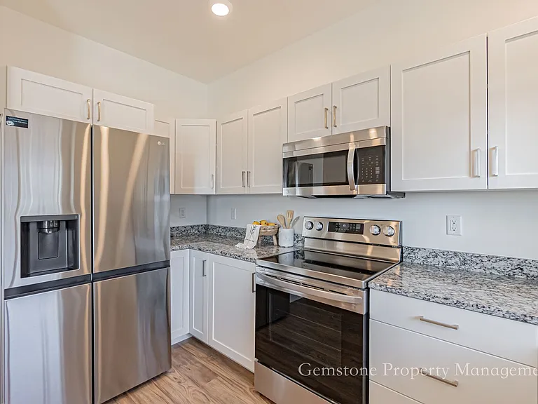 528 Harvester Ave — Photo 8