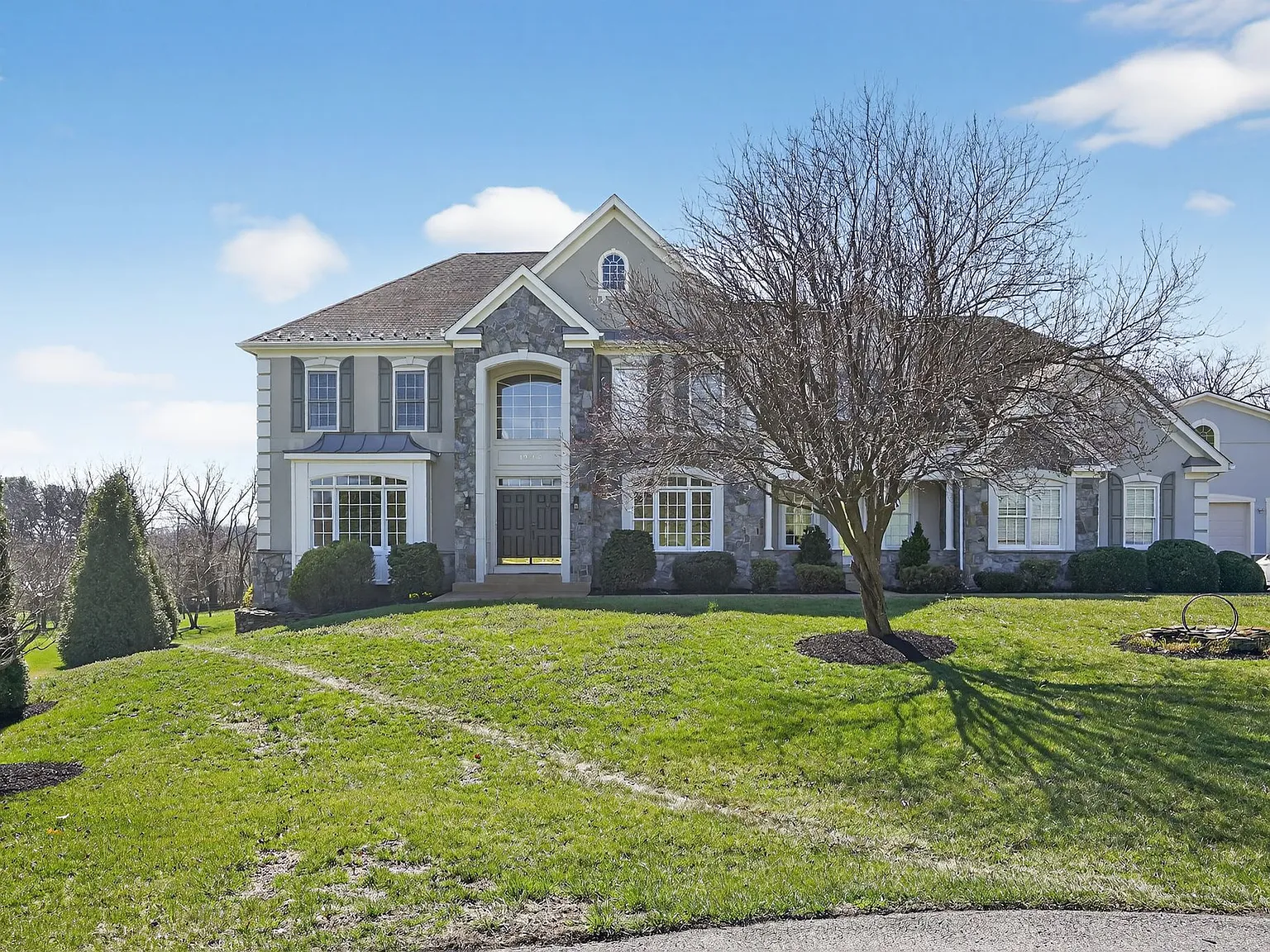 6 bed, 7939 sqft, $5,500 — Photo 1