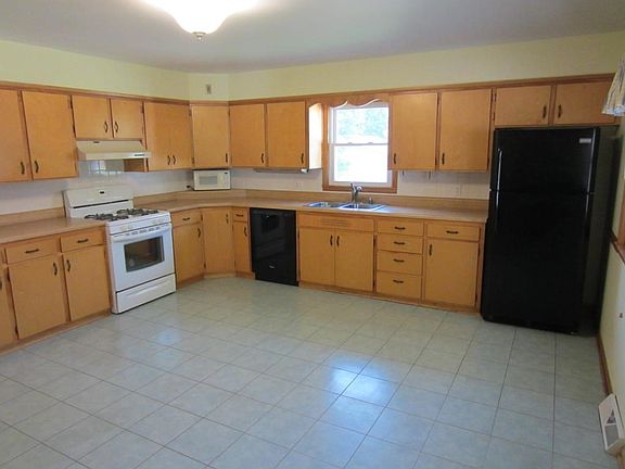 Spacious kitchen with appliances