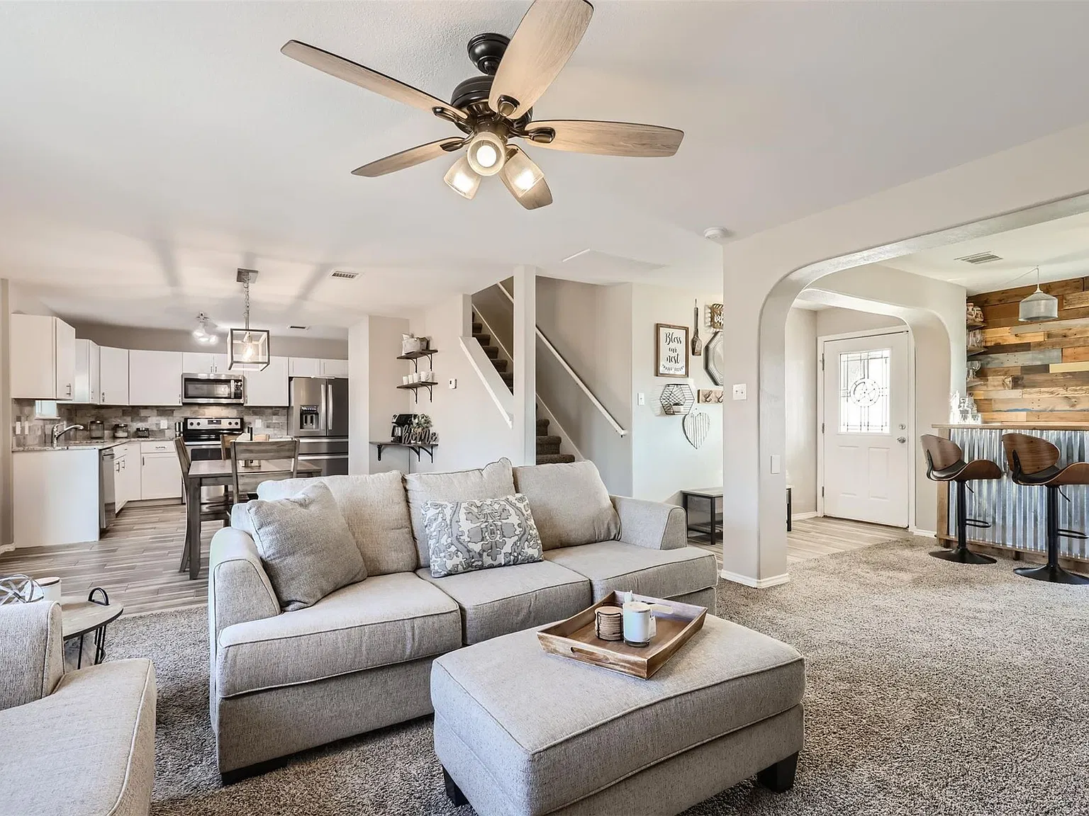3 bed, 2.5 bath, 1888 sqft, $2,200 — Photo 1