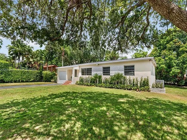3 bed, 2.0 bath, 1863 sqft, $5,100 — Photo 1