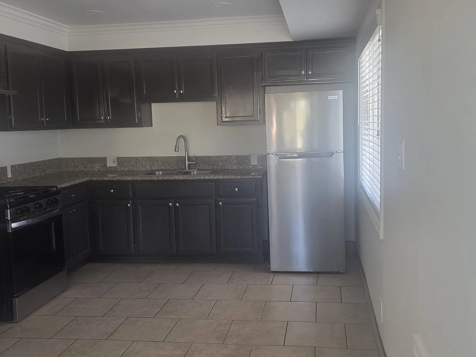 945 N San Antonio Ave — Photo 1