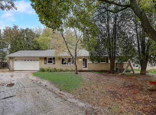 1526 W Fairfield Ct, Glendale, WI 53209