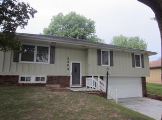 2304 Cougar Rd, Saint Joseph, MO 64506
