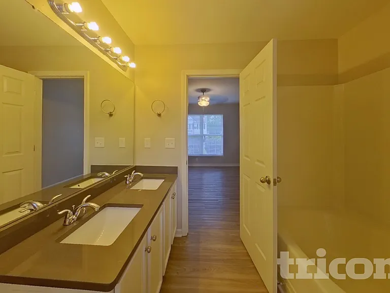 8717 Rozumny Dr — Photo 9