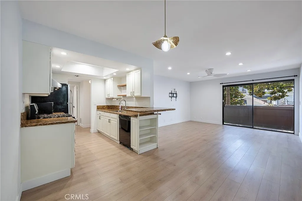 2 bed, 907 sqft, $2,700 — Photo 2