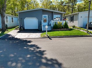 173 Village Cir W, Manorville, NY 11949