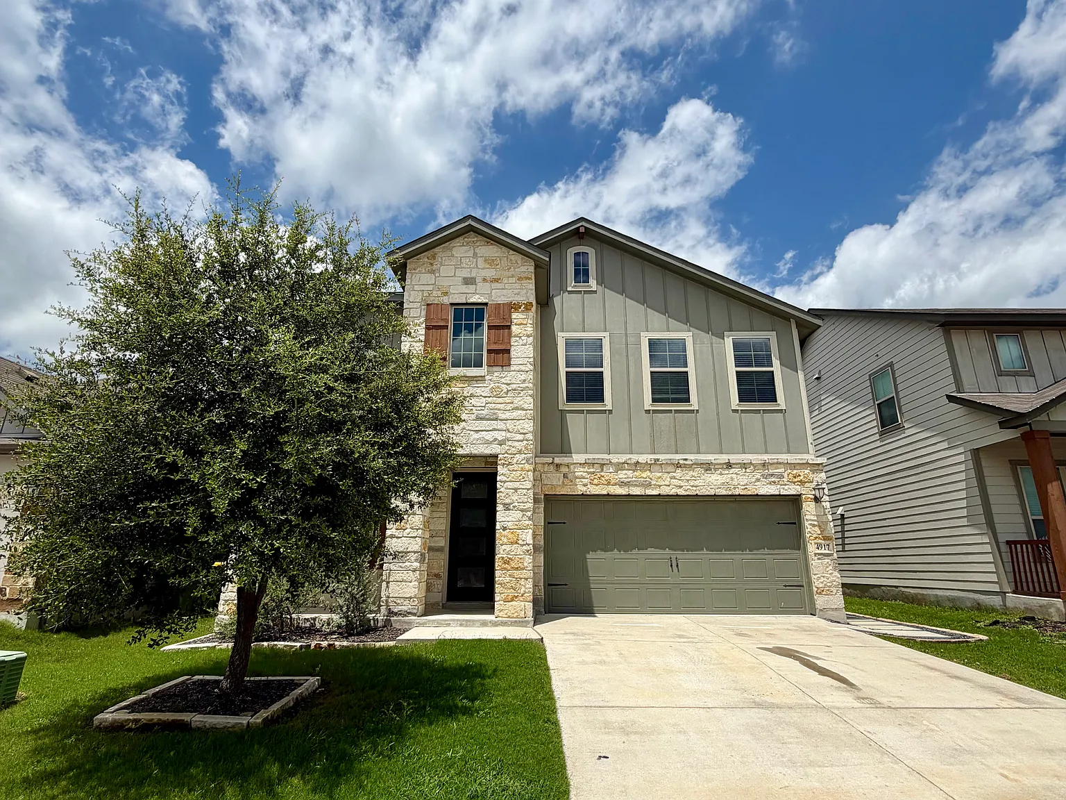 4 bed, 2.5 bath, 2334 sqft, $2,100 — Photo 2