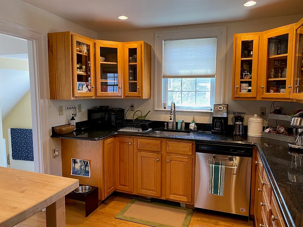 3 bed, 1.5 bath, 1625 sqft, $4,395 — Photo 3