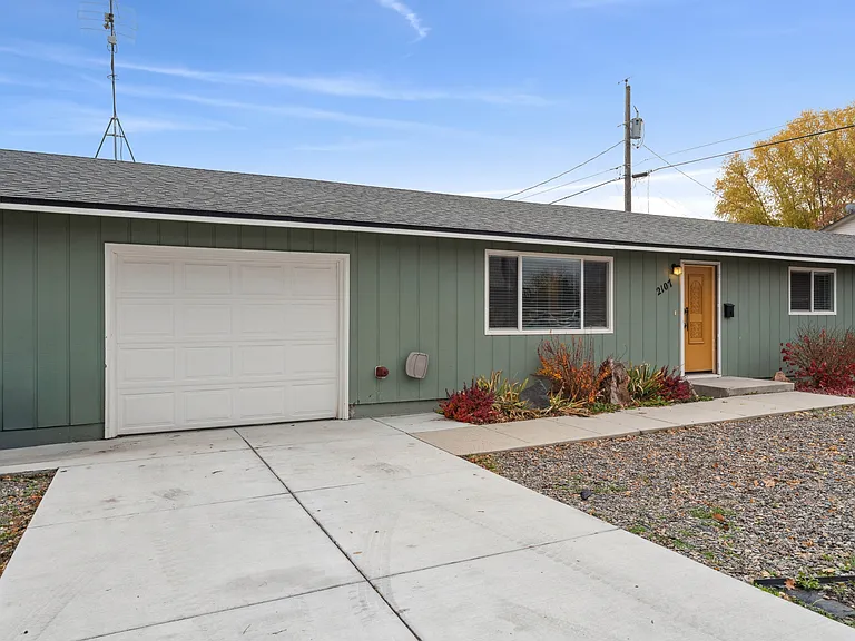 2105 Airport Ave — Photo 1
