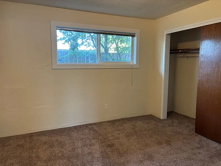 323 E 18th Aly — Photo 22