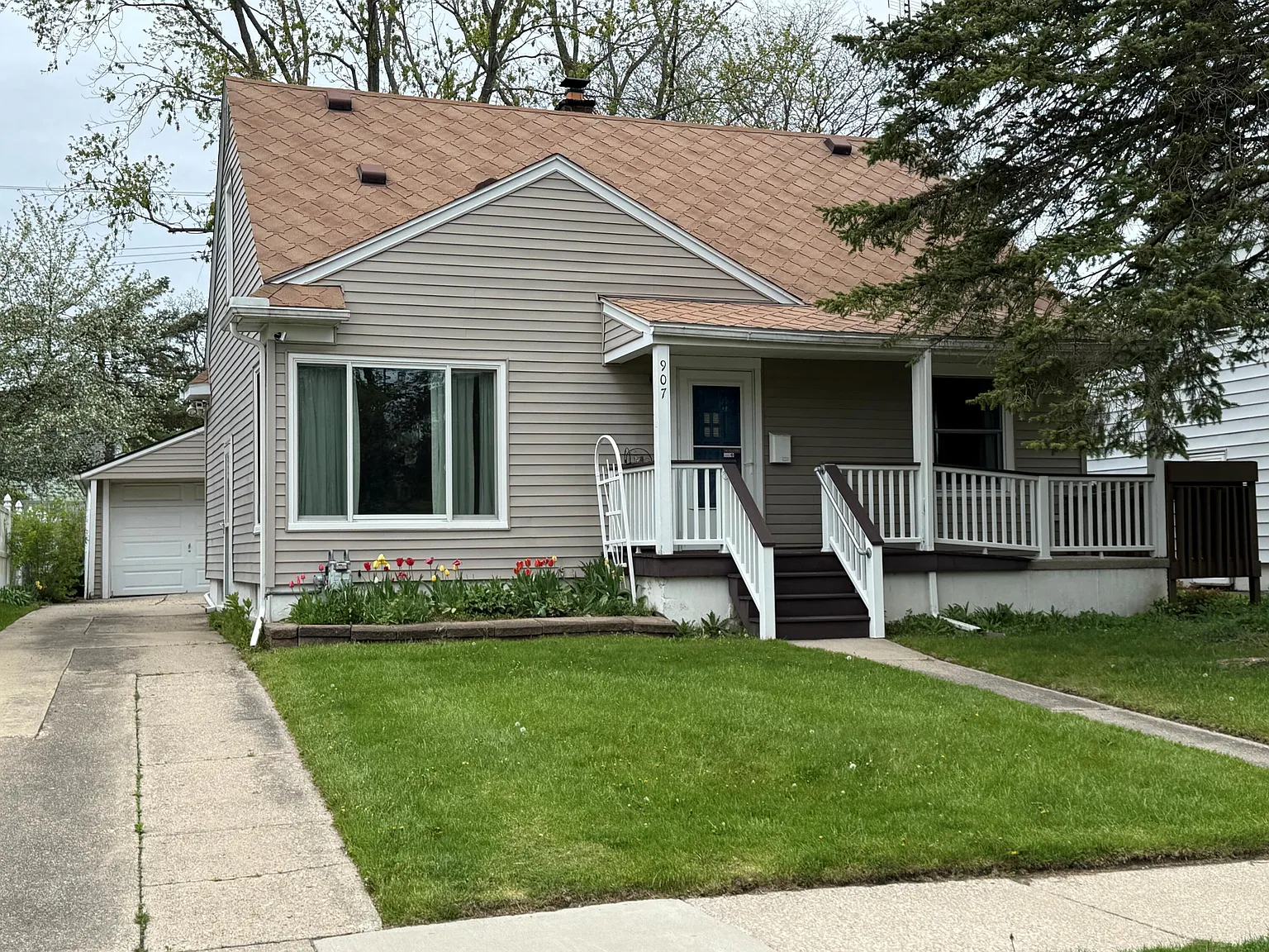 3 bed, 1.0 bath, 1200 sqft, $2,500 — Photo 2