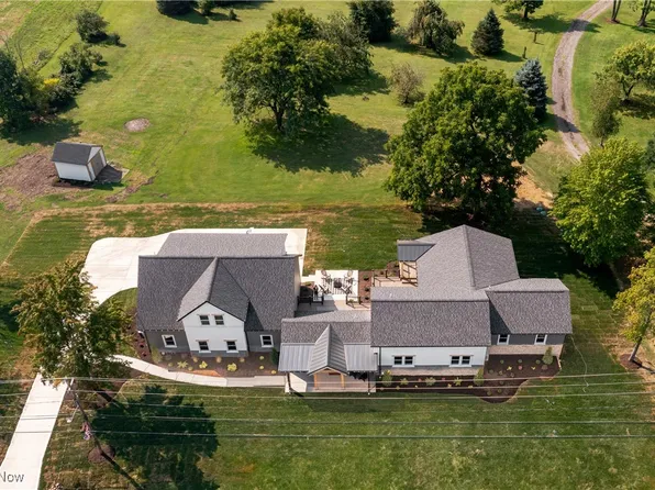 1572 Bell Rd, Chagrin Falls, OH 44022