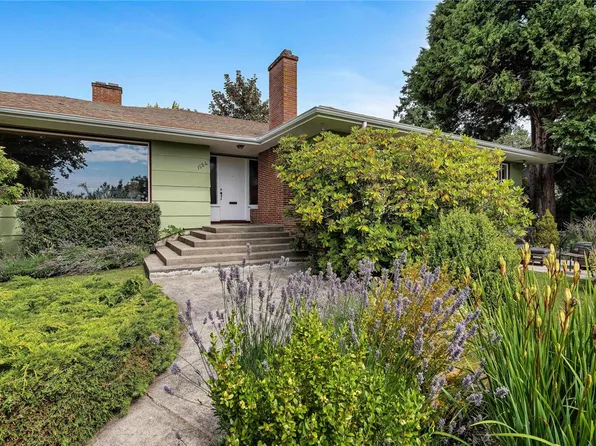 1554 Montgomery Ave, Victoria, BC V8S 1T4