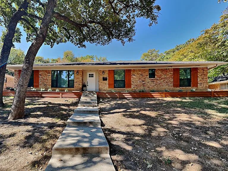 3704 Astoria Dr — Photo 1
