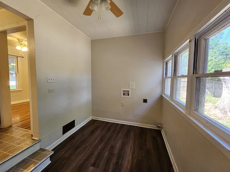 554 Lee St — Photo 11