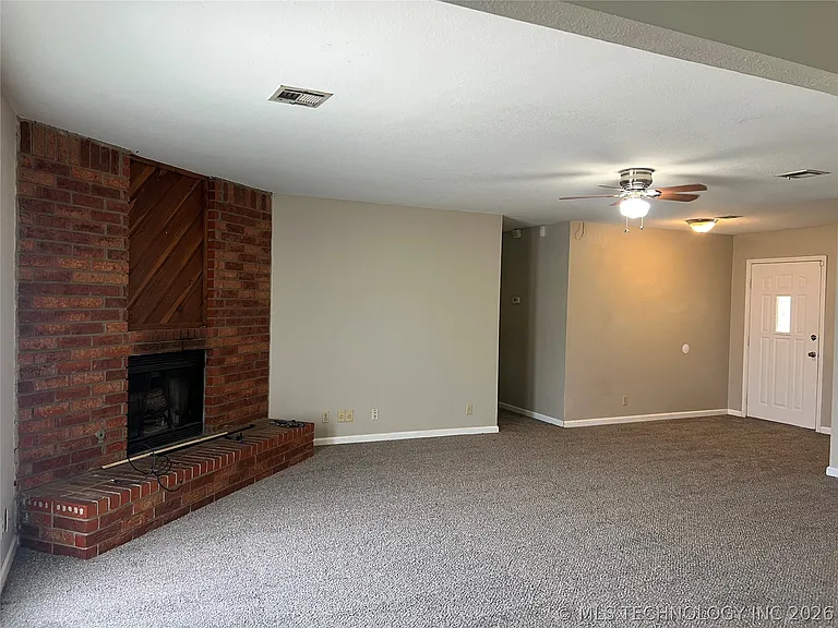 1105 W Fredericksburg St — Photo 6