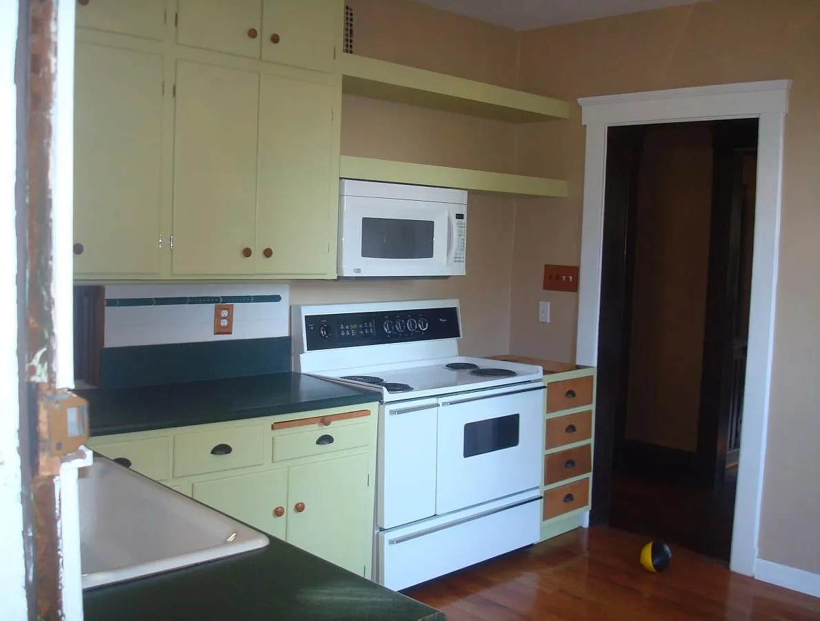 4 bed, 2800 sqft, $2,400 — Photo 3