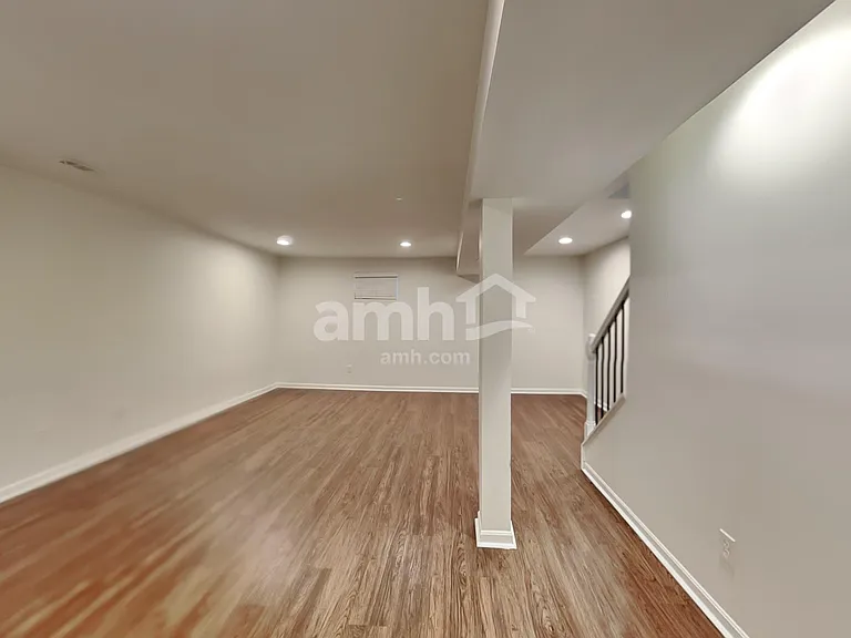 10704 Sandy Ct — Photo 17
