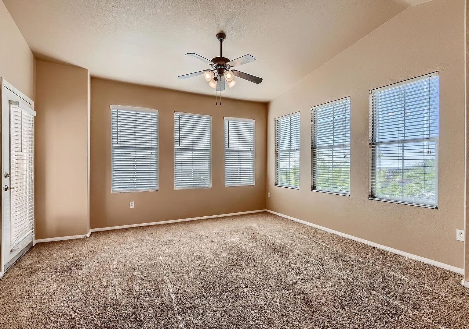 1 Bedroom Condo in a Gated Northwest Community at Chateau Versailles! — Photo 4
