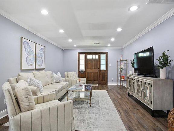 3rd image of 6571 Bellaire Dr
