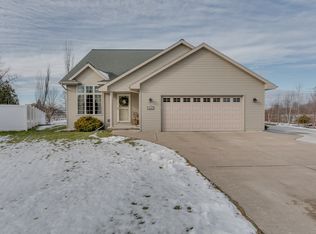 2569 Hidden Meadow Ct, Green Bay, WI 54311