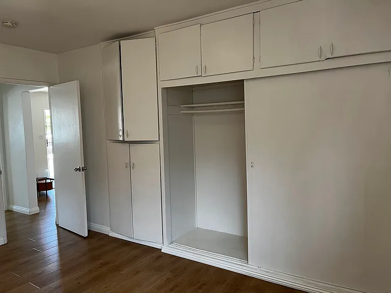 2433 Earle Ave — Photo 7
