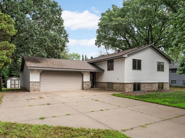 7719 Knollwood Dr, Mounds View, MN 55112