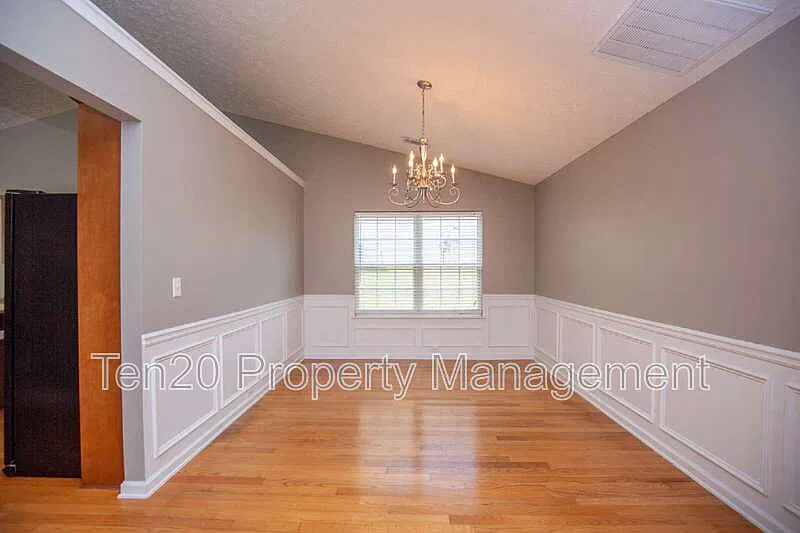 4 bed, 3.0 bath, 2600 sqft, $2,150 — Photo 3