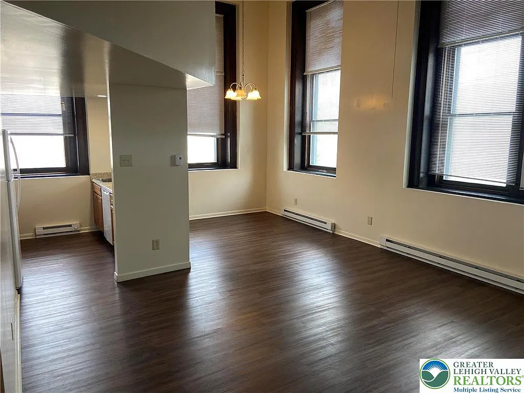 1 bed, 1.0 bath, 850 sqft, $1,225 — Photo 3