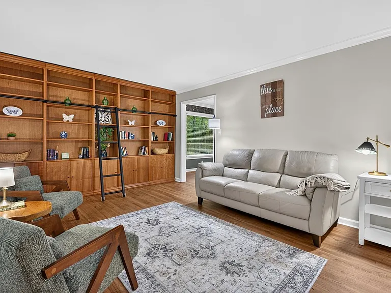 104 Exeter Ct — Photo 4