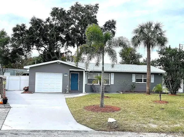 10046 Santiago Ct, Seminole, FL 33776