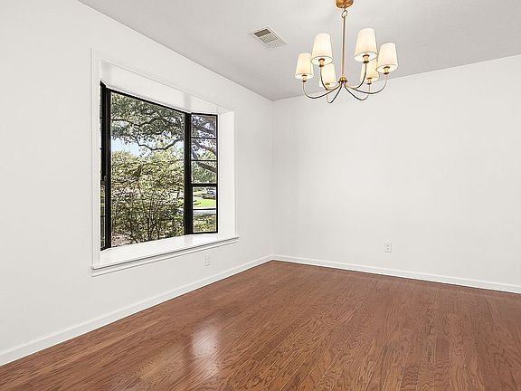 Bay window in dining 