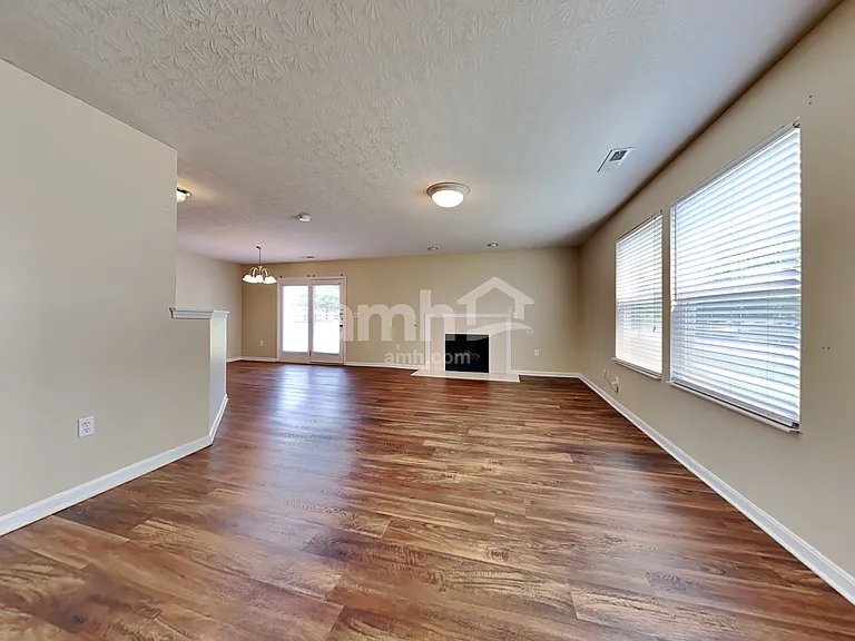 320 Hennepin Dr — Photo 5