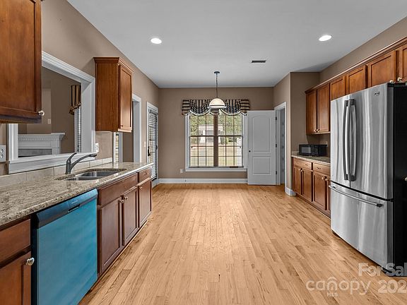 5th image of 412 Autumnlight Dr