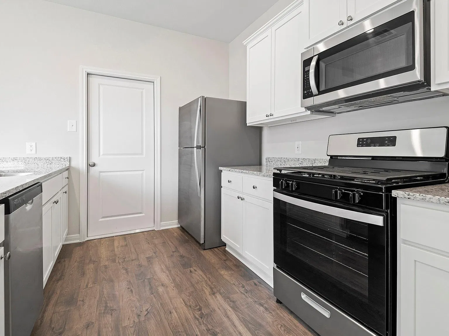 3 bed, 2.5 bath, 1348 sqft, $2,200 — Photo 2