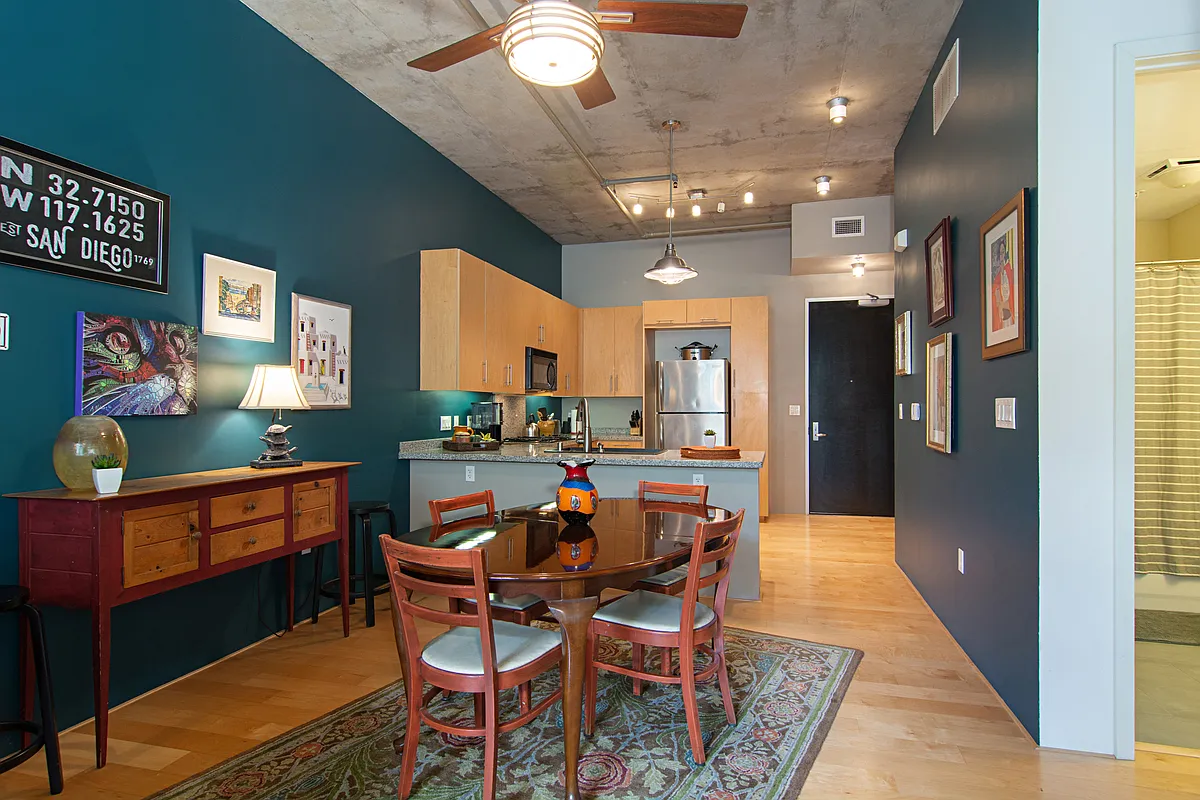 2 bed, 1094 sqft, $5,200 — Photo 1