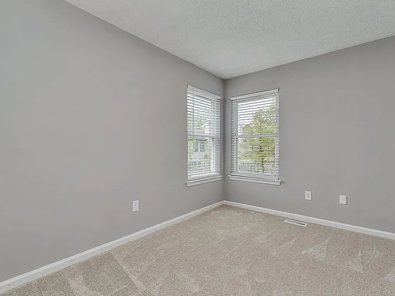 4752 Woodglen Ct — Photo 16