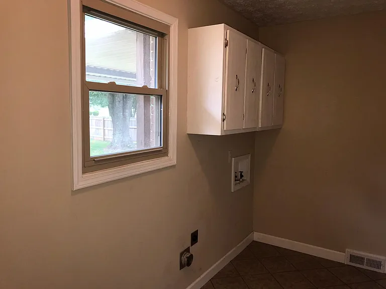 1203 Hales Ct — Photo 3