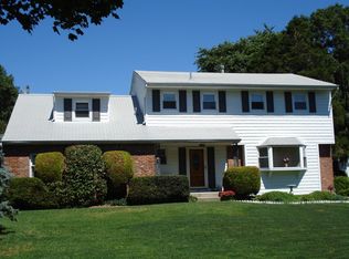 16 Pashen Pl, Dix Hills, NY 11746