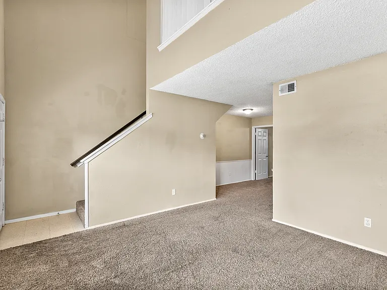 1140 Tyra Ln #C — Photo 5